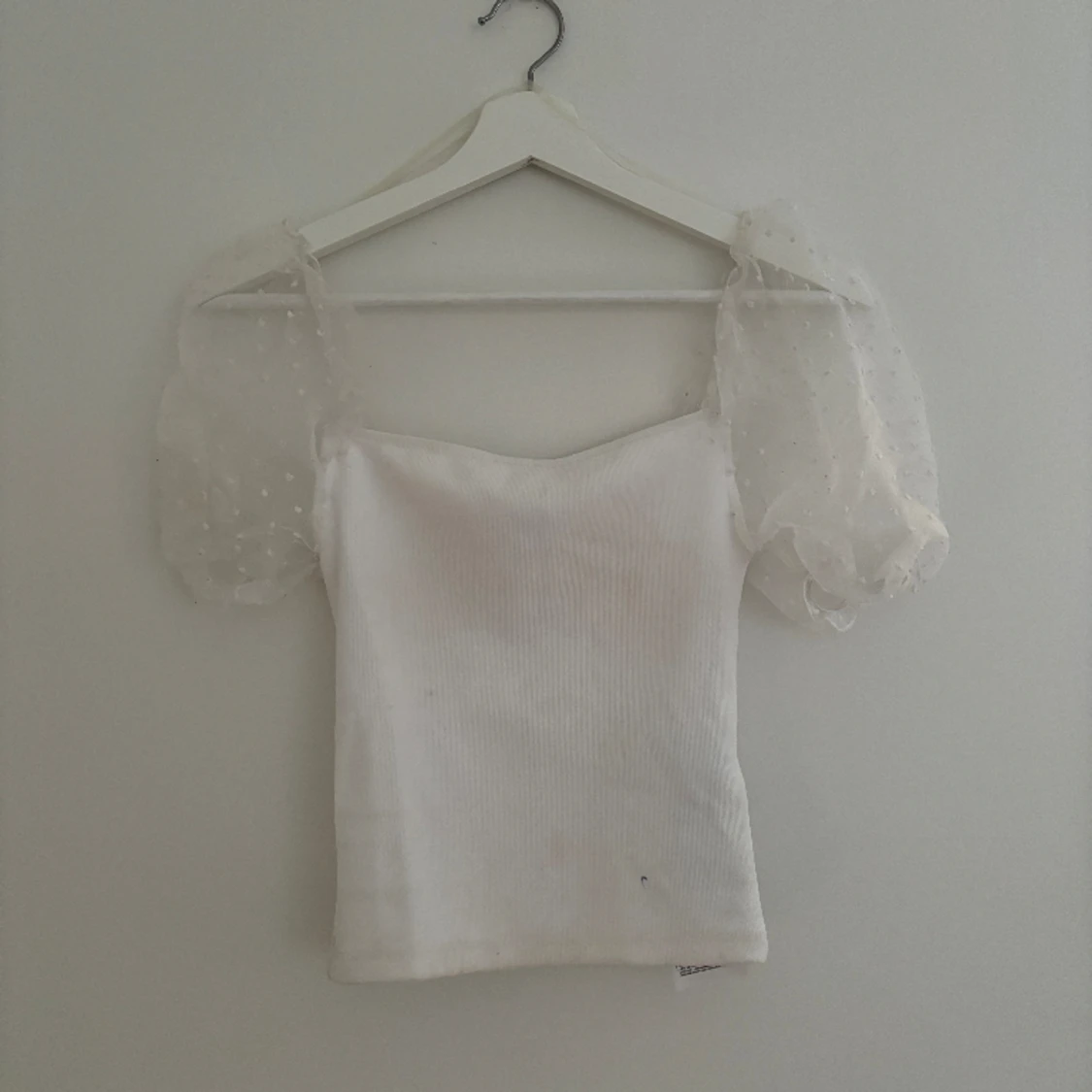 Vit tröja med puffärm