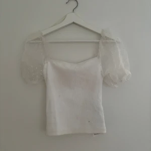 Vit tröja med puffärm - Tröja med puffärm 🤍Storlek XS