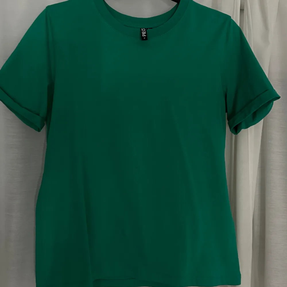 Vardags t shirt i så fin grön färg💚🤩har använt 1 gång så är som ny, från pieces 💕💕. T-shirts.