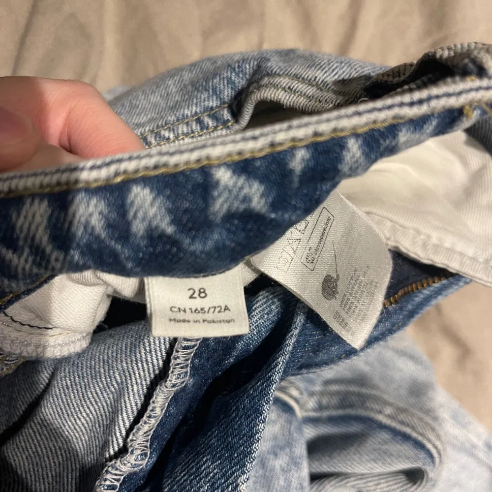 Såå snygga vida Yoko jeans från monki i en fin urtvättad färg! Sitter så fint! I bra skick. Storlek 28 som kanske motsvarar S eller 36. Jeans & Byxor.