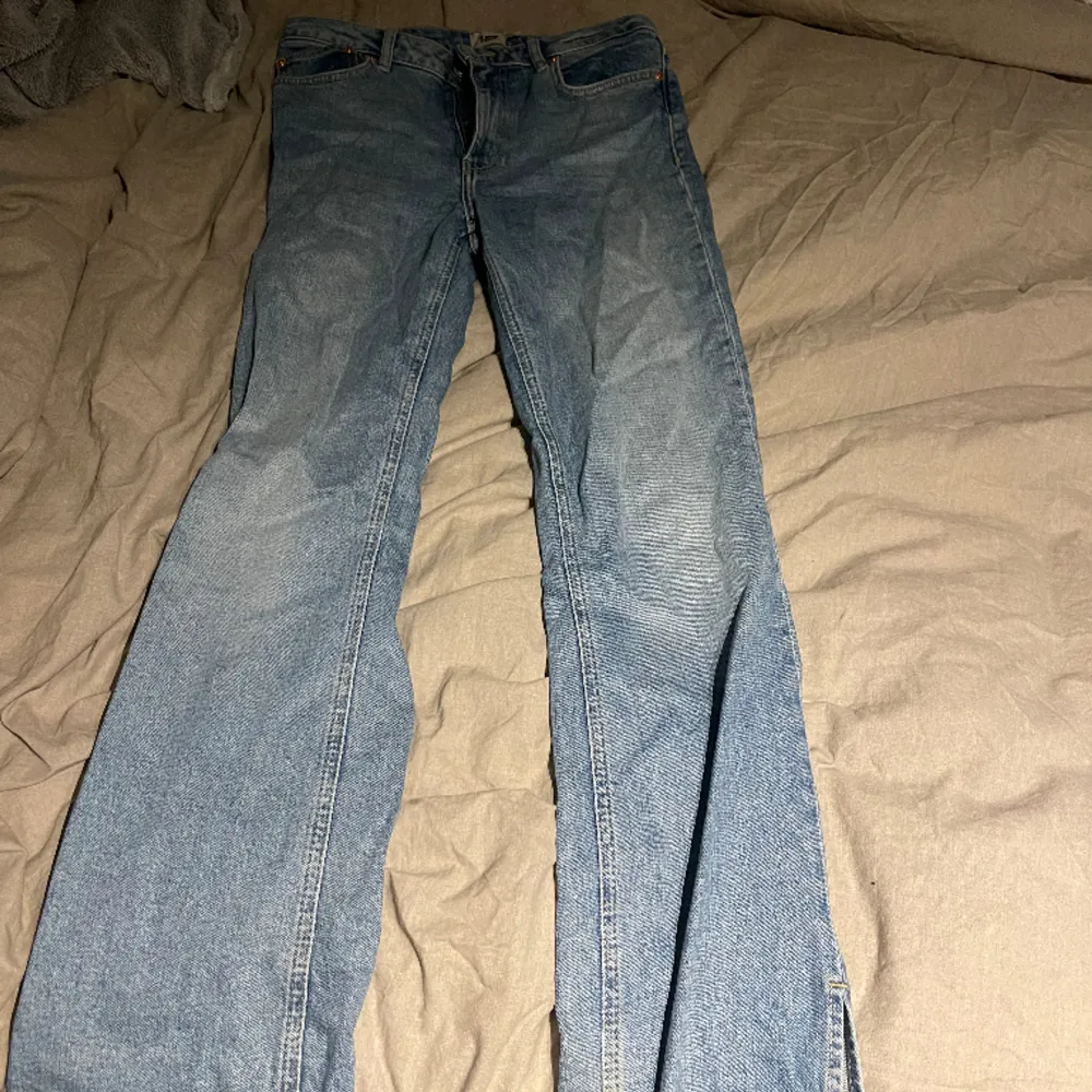 Snygga split bootcut jeans från Lager 157, med slits längst ner på sidan. Långa i passformen.. Jeans & Byxor.