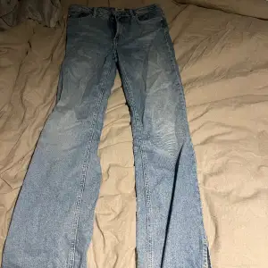 Snygga split bootcut jeans från Lager 157, med slits längst ner på sidan. Långa i passformen.