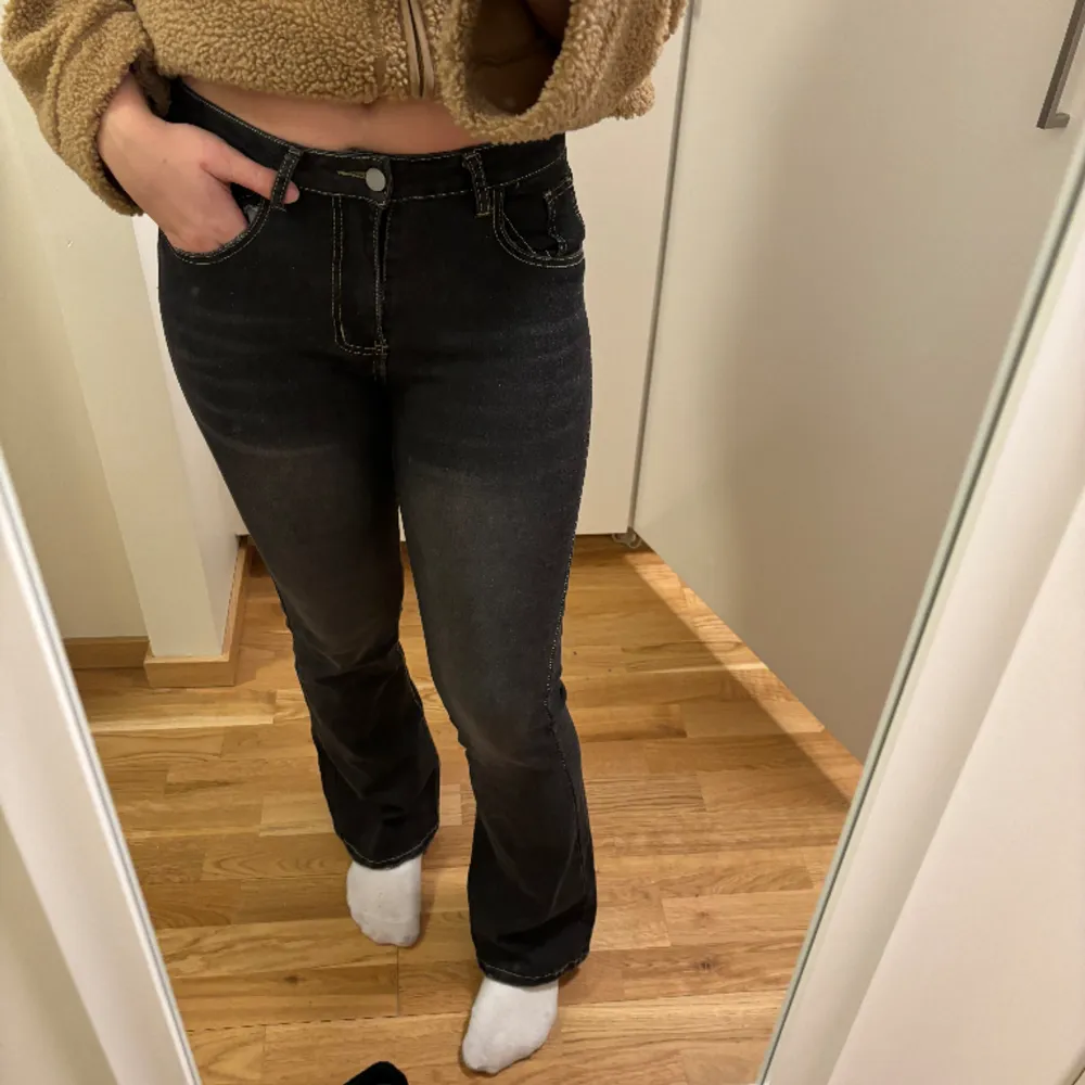Svarta jeans, bootcut. Jeans & Byxor.