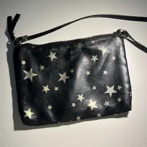 Fin väska med stjärnor, rymmer alla mobiler. Lite sliten men jag tycker att det ser snyggt ut.❤️