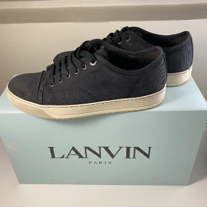 Lanvin Cap Toe Sneaker Grå - Hej, säljer ett par fräscha Lanvin Cap Toe Sneaker i grått tyg. Perfekta inför våren. Size 5 vilket motsvarar ca 40. Nypris 4600kr. Box medkommer. Bra skick, inga defekter. Pris kan diskuteras. Hör av dig vid intresse. Allt gott! 