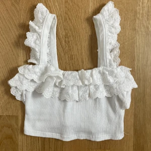 Vit crop top med volanger - Köpt här på plick, bra skick! 