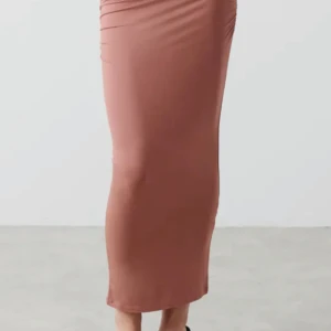 Rosa långkjol - Säljer nu denna rosa Långkjol från Gina. Köpte i somras och bara använt den 2 gånger. Säljer då den inte är min stil och därför inte kommer till användning. Är i suveränt skick. Kontakta gärna vid intresse eller frågor❤️