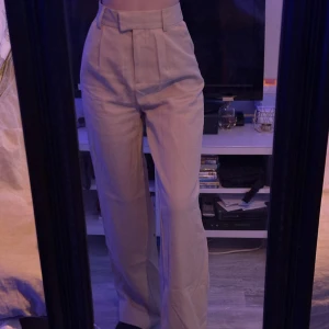 Beige kostymbyxor  - Fina beiga kostymbyxor   Original pris 400kr