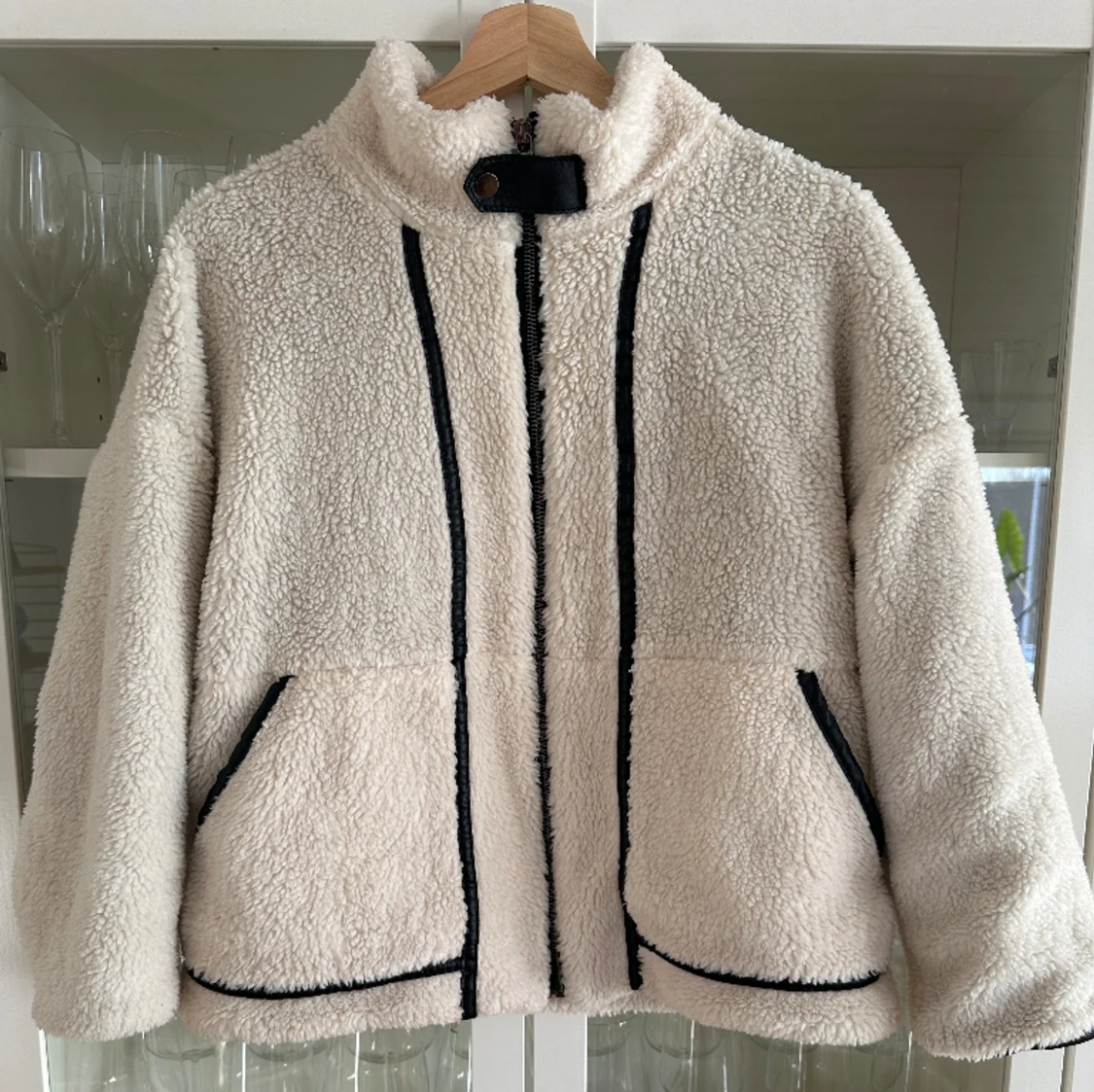 Teddyjacka med detaljer