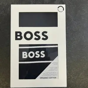 Äkta boss T-shirt  Ny oanvänd, i sin orginal förpackning  Färg - mörkblå  Storlek - L