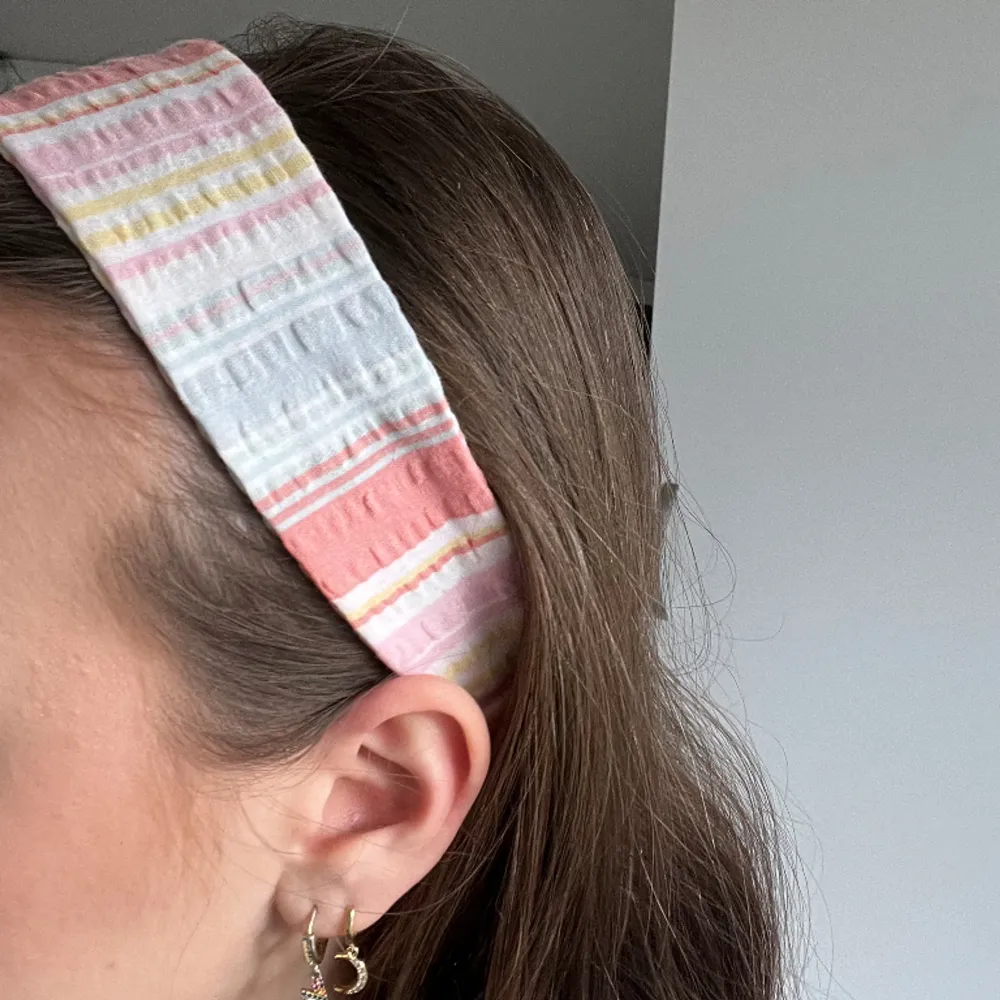 Superfint hårband perfekt nu till våren och sommaren. Hårbandet är egensytt i återvunnet tyg 🌸☀️🍓 Bredd cirka: 5,5cm. Accessoarer.