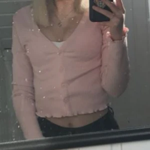Söt rosa kofta  - Fin ljusrosa kofta från från Gina tricot i strl S men skulle säga att den passar xs också!🩷