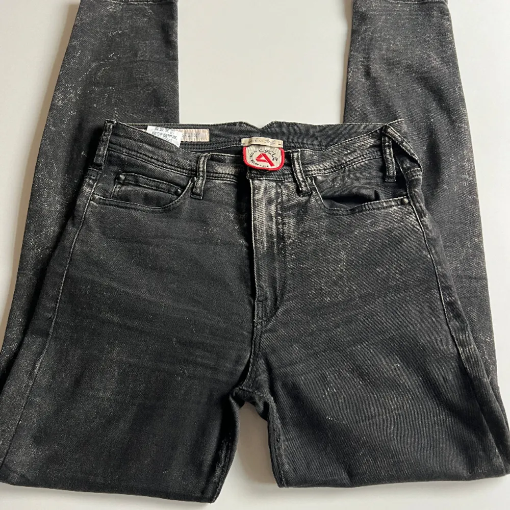 Tunna jeans med lite vita detaljer. Även sönder i skrevet. Annars prima. Low waist och skinny. . Jeans & Byxor.