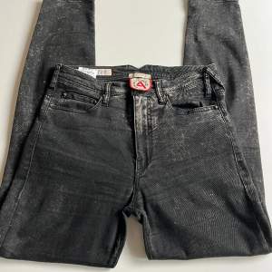 Tunna jeans med lite vita detaljer. Även sönder i skrevet. Annars prima. Low waist och skinny. 