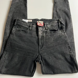 4 cycle jeans  - Tunna jeans med lite vita detaljer. Även sönder i skrevet. Annars prima. Low waist och skinny. 
