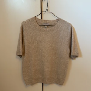 Stickade t-shirts från H&M - Ny skick! Köparen står för frakten!