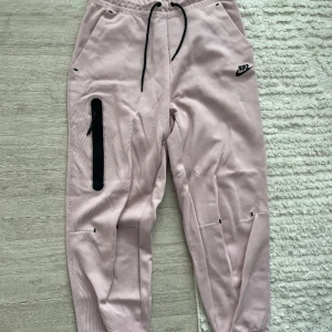 Mjukisbyxor - Byxor från Nike, använda ett fåtal gånger. DM för fler bilder