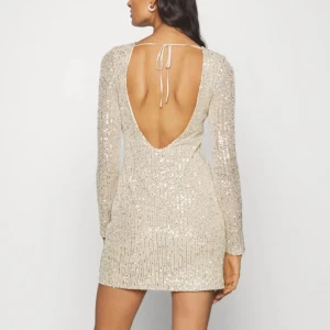 Silver glitterklänning med öppen rygg - Silvrig glittrig klänning med öppen rygg från abercrombie & fitch 💫🤩 ”Low back mini dress”. Storlek XXS men passar XS också, jag är 165 🙌 Endast använd en gång! Har en defekt men som går att tvätta bort, skriv för bild
