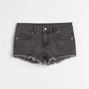 Low waist shorts  - jag säljer dessa shorts då dom inte kommer till användning längre💞 Använt dom 2-3 gånger💓 Jag står inte för fraktkostnaden💕