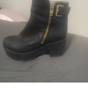 Stövletter / boots  - Säljer mina snygga johnny bulls skor  Sparsamt använda 