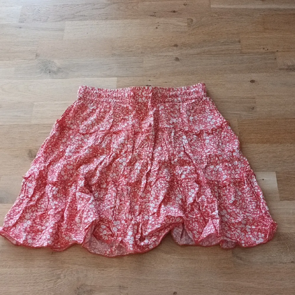 Super söt blommig kjol från bubbelroom, den är sparsamt använd o har inga defekter alls!🌸 färgen är lite röd/rosa.. Kjolar.