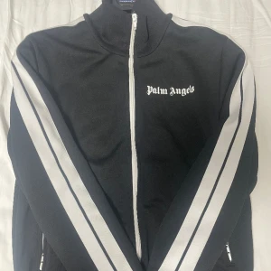 Palm Angels track top - Skick 10/10 oandvänd helt ny med tags  Storlek S  Köpt från farfetch med nypris på 4500kr  Farfetch låda och kvitto ingår