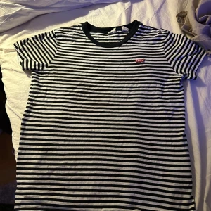 Levis T-shirt  - Levis t-shirt i bra skick.  Har ett pyttelitet hål mitt på tröjan , syns inte jätte mycket. Se bild 2 