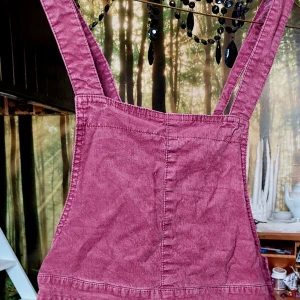 Manchester shorts - Välanvända men hela manchester hängselbyxor Mer vinröda i verkligheten. Vintage Divaded Stl 38. Men väldigt små. Skulle säga  36 eller small