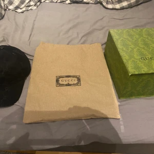 Svart GG keps - Bra skick knappt använd   Box och dustbag finns   Möts i gbg