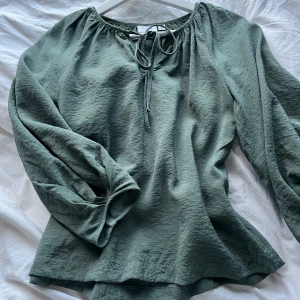 Vero Moda topp - Säljer denna superfina gröna toppen💚 använd fåtal gånger ock är i superfint skick!