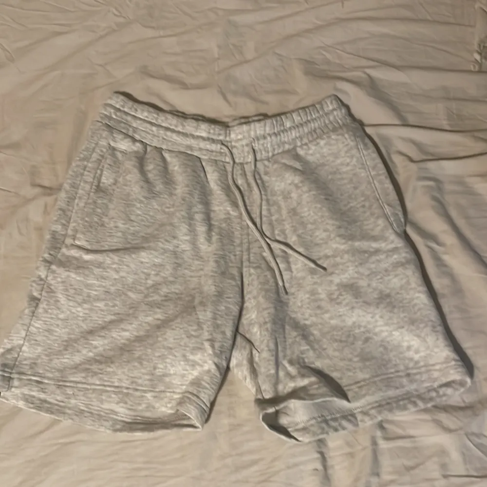 några shorts till sommaren basic gråa men dem är riktigt sköna. dem är perfekt nu till dommaren säljer pga att dem är för små. Nypris 250 mitt pris 79 kronor riktogt bra pris.. Shorts.