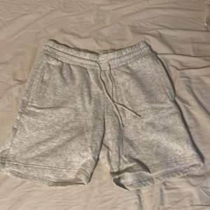 några shorts till sommaren basic gråa men dem är riktigt sköna. dem är perfekt nu till dommaren säljer pga att dem är för små. Nypris 250 mitt pris 79 kronor riktogt bra pris.