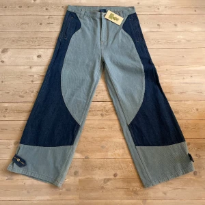 Liquid Lagoon byxor - Tjena! Säljer dessa flared limited byxor från Liquid Lagoon. Storlek L.  Pris 400kr plus frakt! 📦 Om du har någon mer fråga är det bara och kontakta! 😁