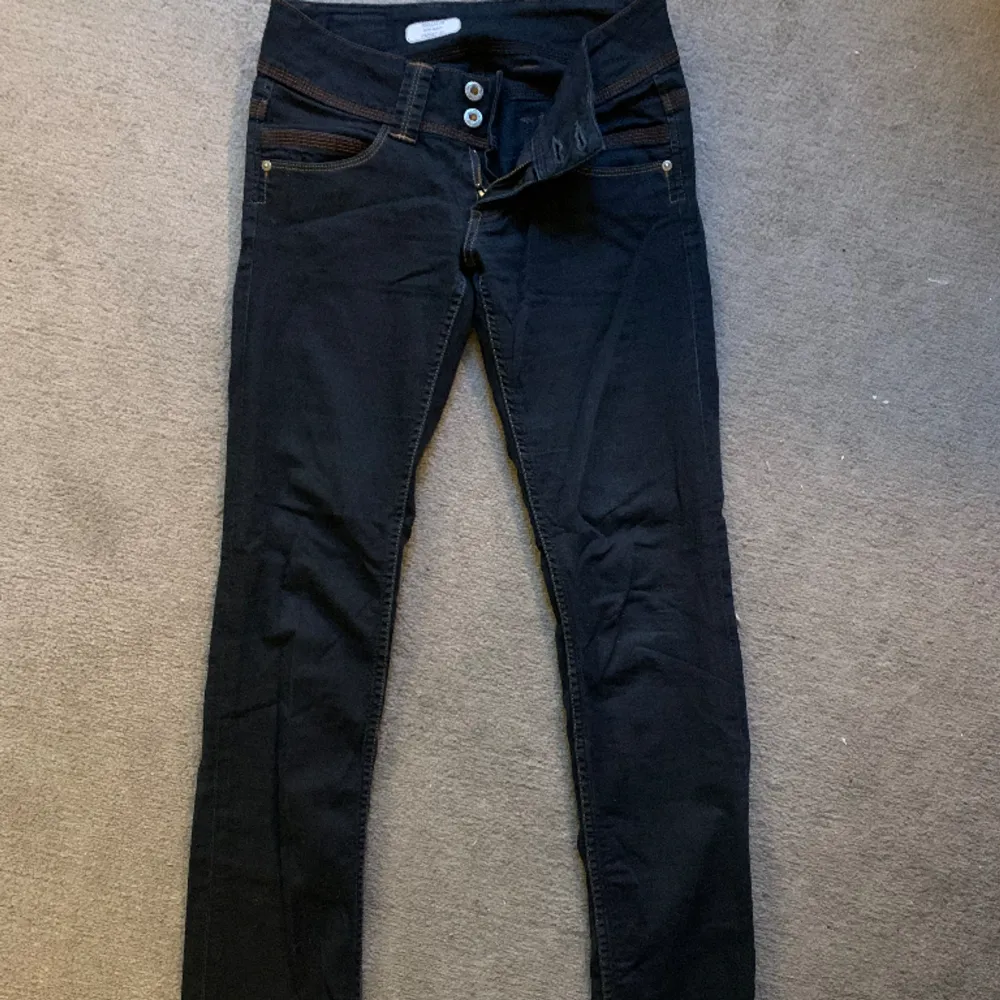 Säljer dessa fina Pepe jeans då jag inte använder dom längre❤️ använts få gånger så är i fint skick❤️ Nypris 799 och passar Xs och S. Jeans & Byxor.