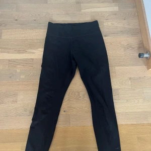 Svarta träningsthights från nike - Sköna långa träningsthights från Nike i storlek M men passar även om man brukar ha S