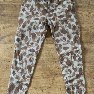 Carhartt workpants  - Storlek 30 i midja (insydda från 33) Passar mig bra som är 180cm 75kg. (40cm i midjan, 95 cm långa)