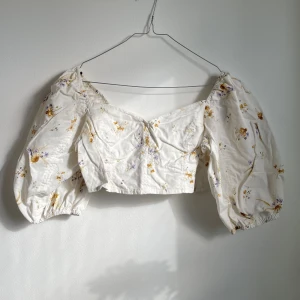 Blommig top  - Söt top i blommigt mönster.  Använd e gång, så det är som ny. 