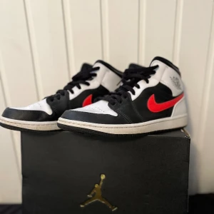 Jordan 1 Mid - Ett par Jordans 1 mid i färg Black/Chile red Storlek 44,5  Har använts 3-4ggr  Original låda finns  Pris kan diskuteras :) 