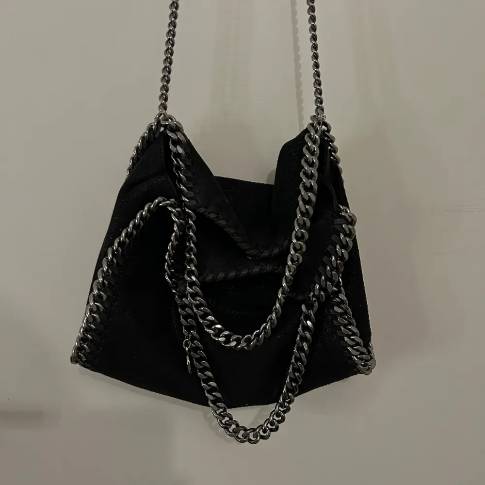 Stella McCartney väska i modellen Falabella. Väskan är i storleken mini och färgen svart. Säljs då den inte kommer till användning. 🩷🩷. Väskor.