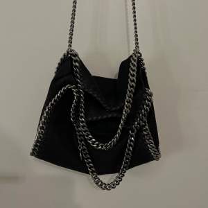 Stella McCartney väska i modellen Falabella. Väskan är i storleken mini och färgen svart. Säljs då den inte kommer till användning. 🩷🩷