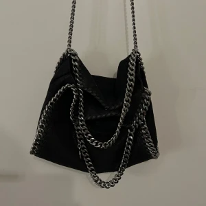 Stella McCartney Falabella Tote Bag  - Stella McCartney väska i modellen Falabella. Väskan är i storleken mini och färgen svart. Säljs då den inte kommer till användning. 🩷🩷
