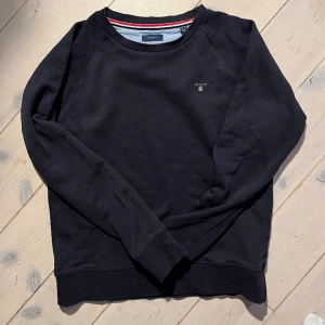 Sweatshirt  - En fin, marinblå sweatshirt från Gant i bra skick. 💙