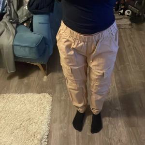 Jätte snygga byxor  -  Jag tycker verkligen om de här byxorna och önskar verkligen att jag hade på dem mer än vad jag hade. Men de är på salu nu 