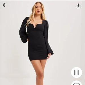 Svart festklänning - En helt ny oanvänd klänning från Nelly i storlek Xs, den är stretchig och skön i materialet🤍