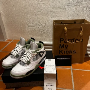 Air Jordan 4 Sea Foam - Säljer dessa då de ej kommit till användning, köpte i somras på Pardon My Kicks i Göteborg för 4000 kr, storlek 44,5, jätte fint skick, som helt nya, endast använda 2 gånger, har kvitto och allt sånt, kom med prisförslag, är lite flexibel med priset!