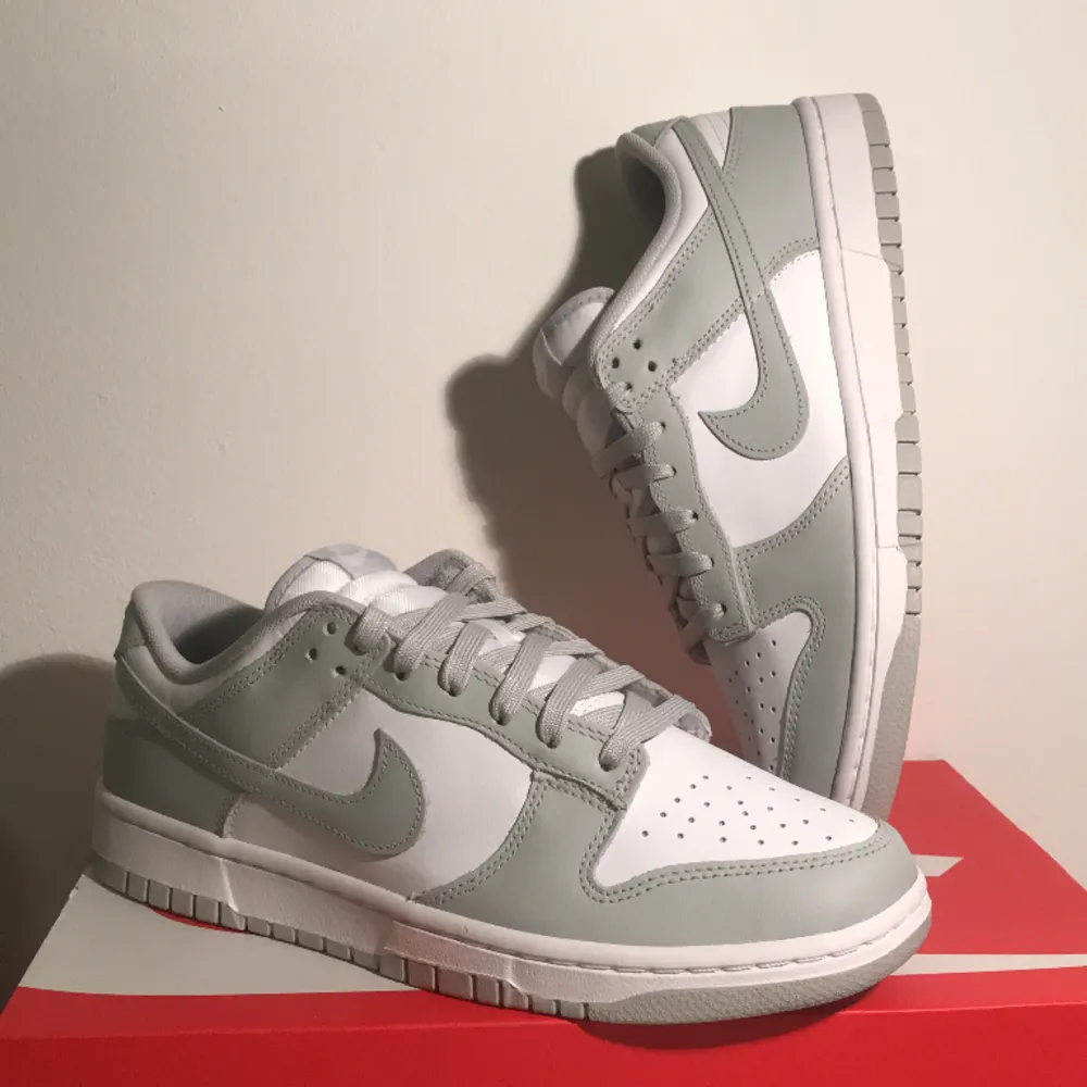 Nike Dunk Low Grey Fog Helt nya och köpta på Nike så online kvitto finns ifall du vill 😀 Storlek 43 Pris går att diskuteras👌 Hör gärna av dig ifall du har några funderingar eller frågor! 😊. Skor.