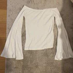 Ribbad offshoulder topp i vit. Som ny. Tröja  - Vit offshoulder tröja i ribbat material 