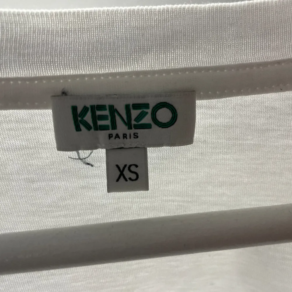 En jättefin t-shirt från kenzo i nyskick som endast är använd fåtal gånger. Storlek XS. T-shirts.