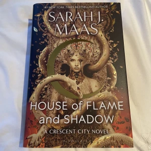 Crescent City 3 - House of Flame and Shadow (UK)  - Waterstone’s Exclusive utgåvan av den senaste Crescent City boken! Aldrig läst och säljer pga att jag har valt att samla på USA utgåvorna istället! 🌙  Säljs för det här priset pga import kostnaderna och vill egentligen bara ha pengarna tillbaka för den!  