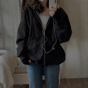 Brandy Hoodie - Jättefint skick förutom att en del av dragkedjan är trasig men stör ej funktionen bara kosmetiskt